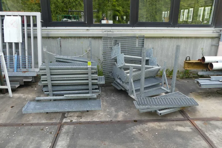 Konvolut Treppenteile aus Metall